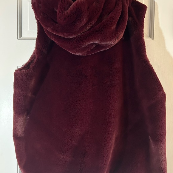 Vera Wang fluffy vest - Picture 2 of 5